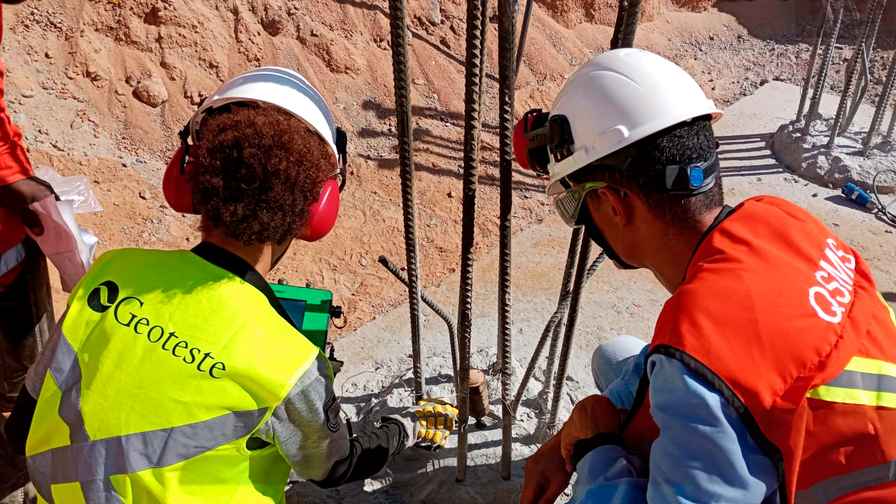 Execução do Teste de Integridade PIT em estaca de concreto pela equipe da Geoteste.