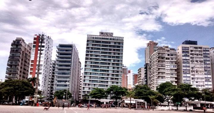 Foto dos edifícios inclinados na orla de Santos (SP), exemplo clássico da importância dos ensaios geotécnicos.