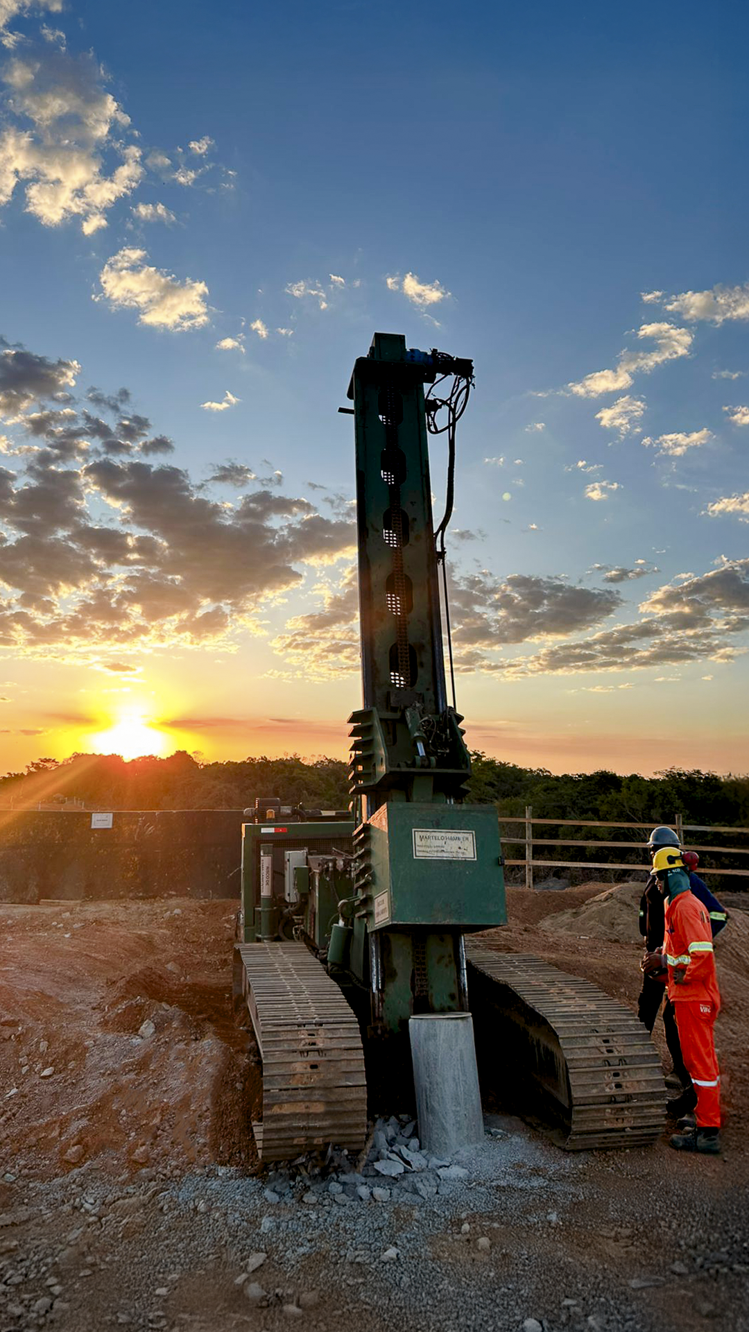 Sistema Hammer da Geoteste em operação durante um ensaio PDA em obra no Brasil.