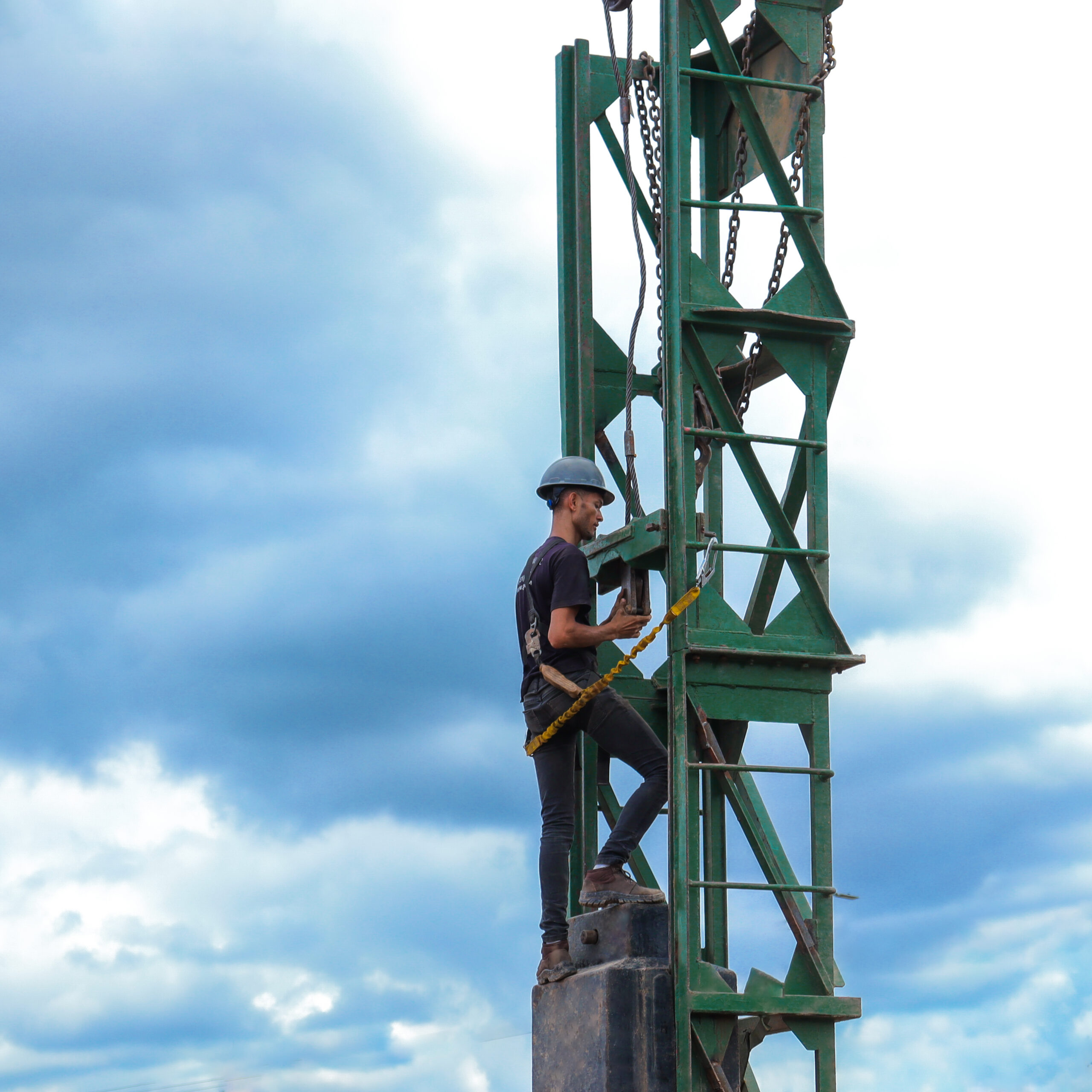 Torre da Geoteste para ensaio PDA, guiando o martelo de impacto sobre uma estaca de fundação.