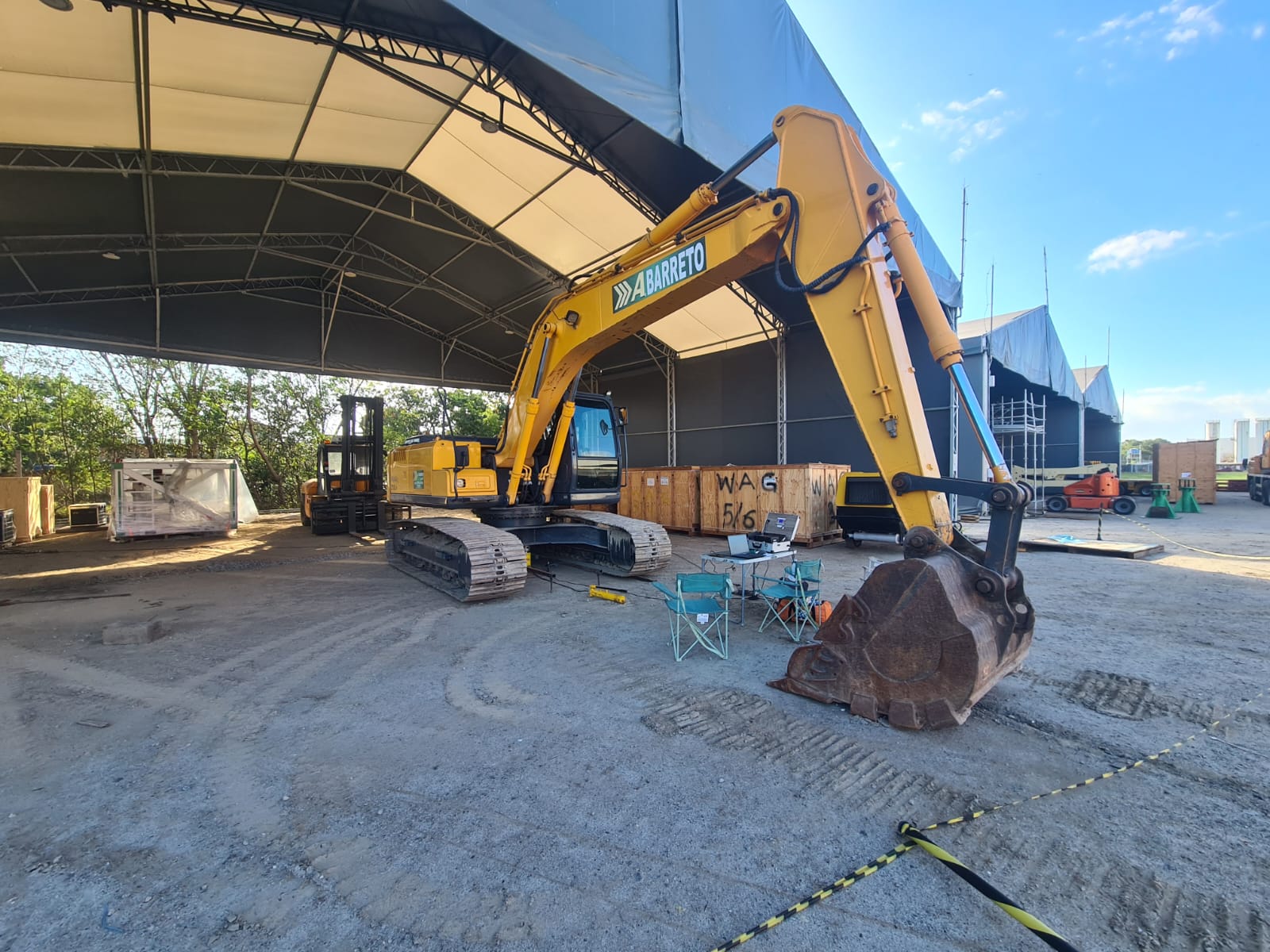 Realização de um Ensaio de Placa para determinar a capacidade de carga de fundações diretas.