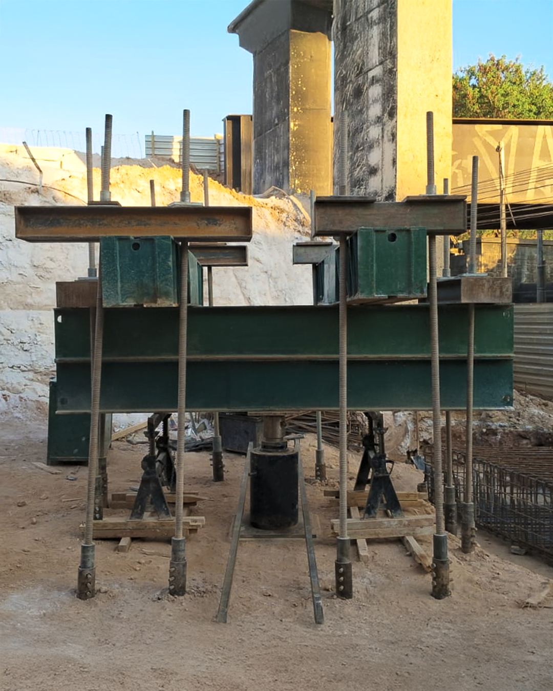 Realização do ensaio de PCE para avaliar a capacidade de carga de fundações.